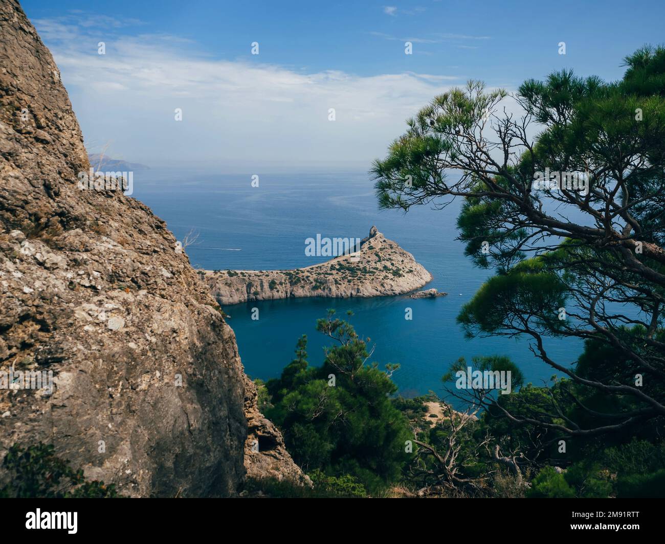 Berglandschaft mit Höhen und Meer und blauem Himmel im Sommer auf der Krim Stockfoto