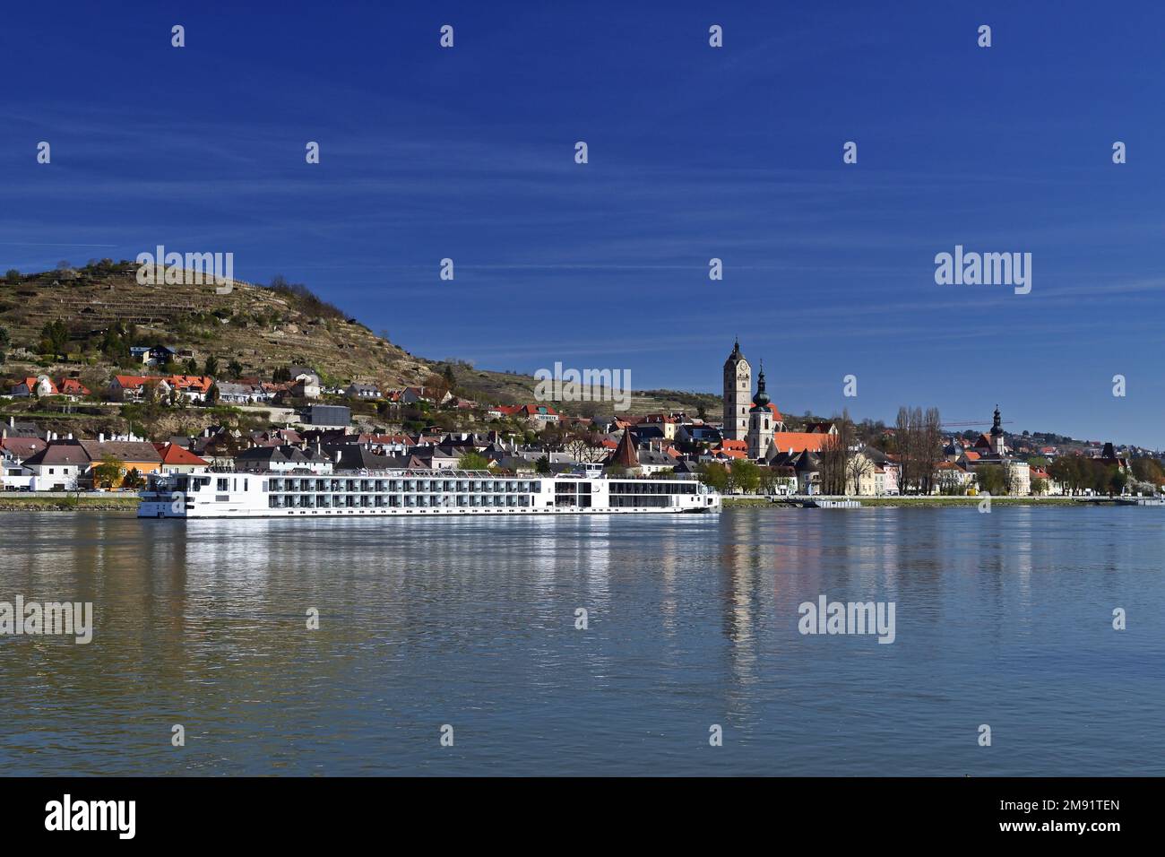 Kreuzfahrtschiff auf der Donau in der Nähe von Krems, Wachau in Österreich Stockfoto