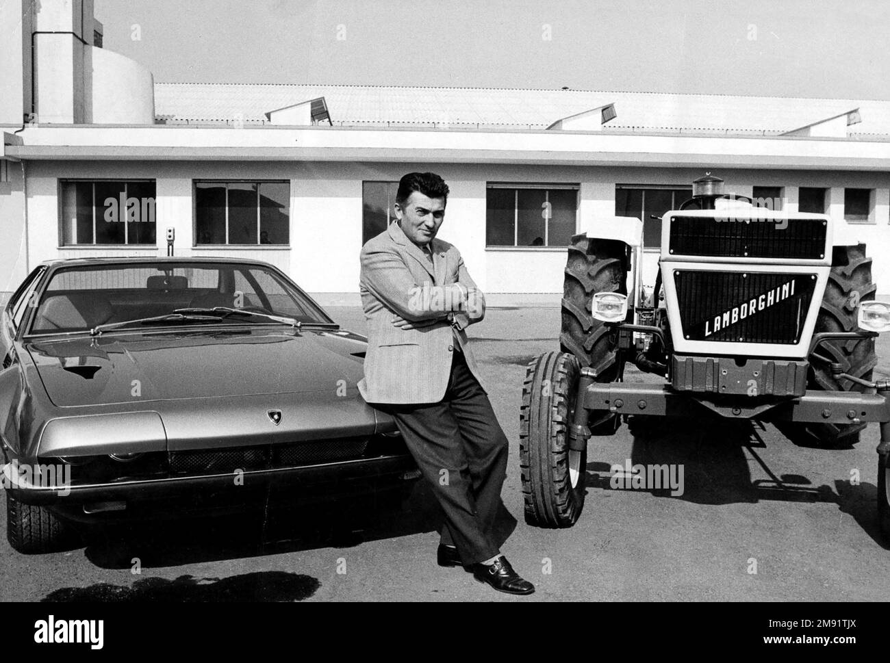 Ferruccio Lamborghini. Porträt des italienischen Automobildesigners Ferruccio Lamborghini (1916-1993) zwischen einem Lamborghini-Auto und einem Traktor, c. 1970 Stockfoto