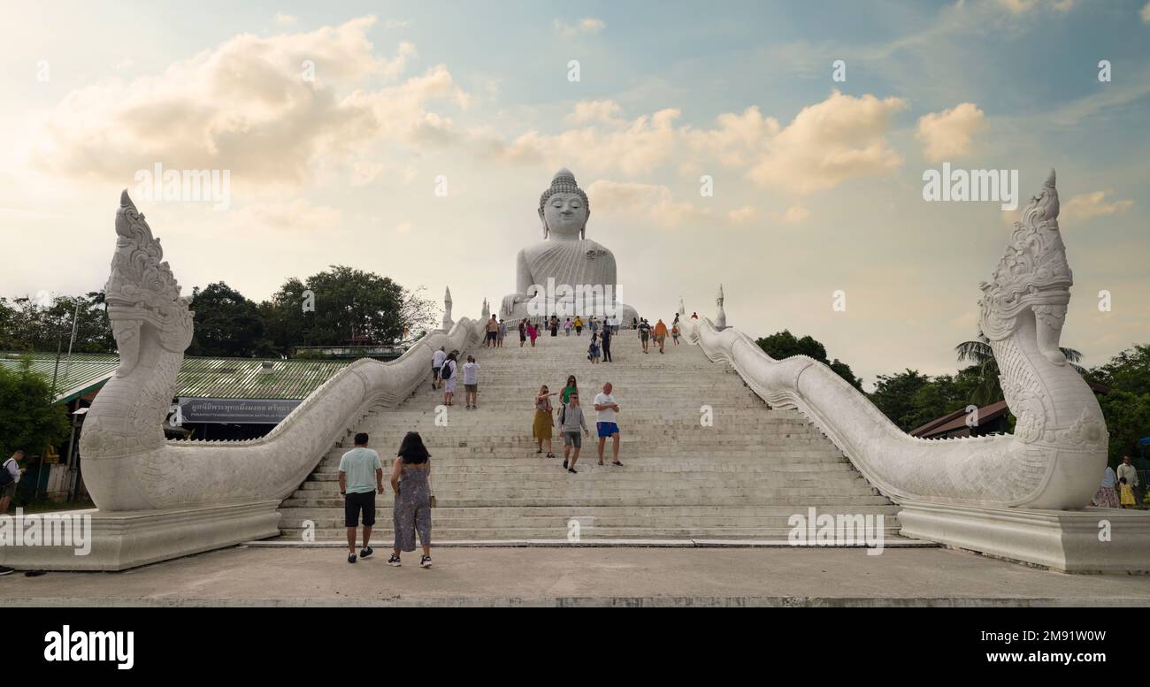 Phuket, Thailand. 30. November 2022. Treppe zum Big Buddha Tempel auf der Insel Phuket. Besucher, die eine Tour durch den Tempel machen. Stockfoto