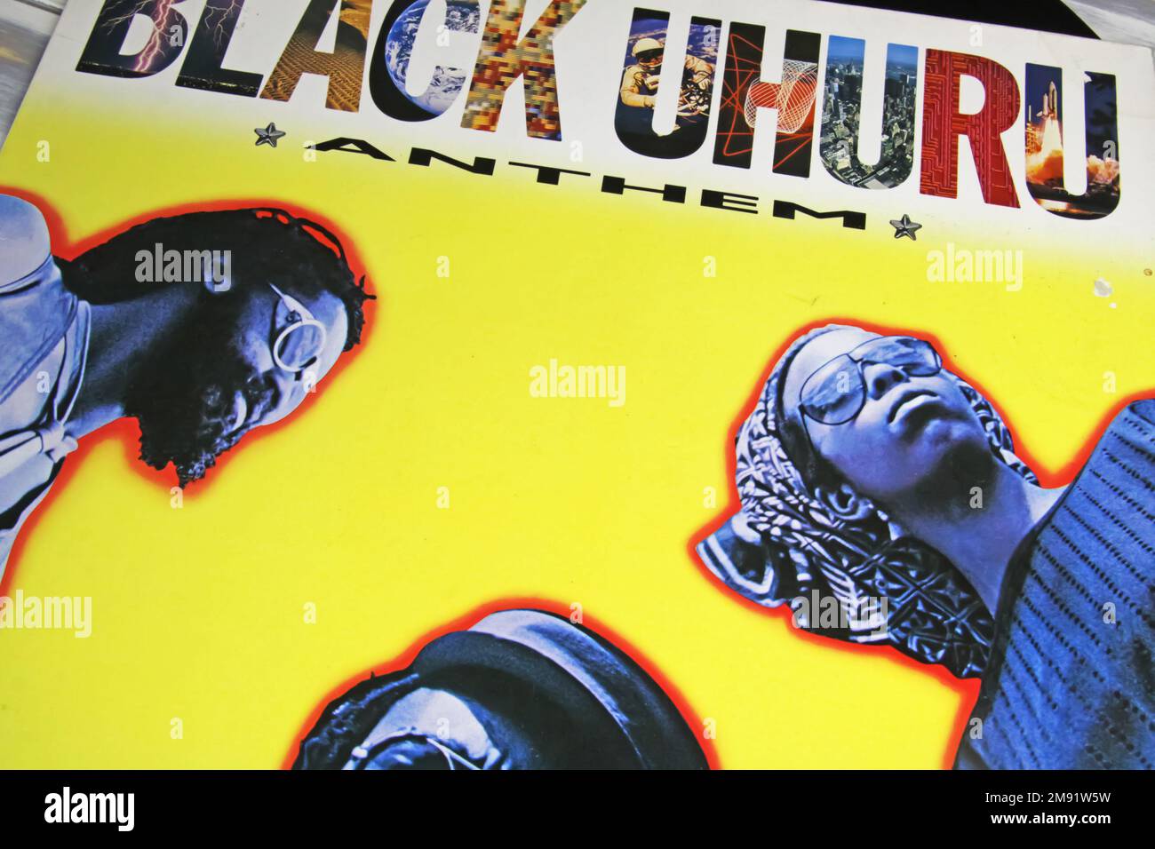 Viersen, Deutschland - November 9. 2022: Nahaufnahme der isolierten Vinylplatte Anthem Album der jamaikanischen Roots Reggae Band Black Uhuru Stockfoto