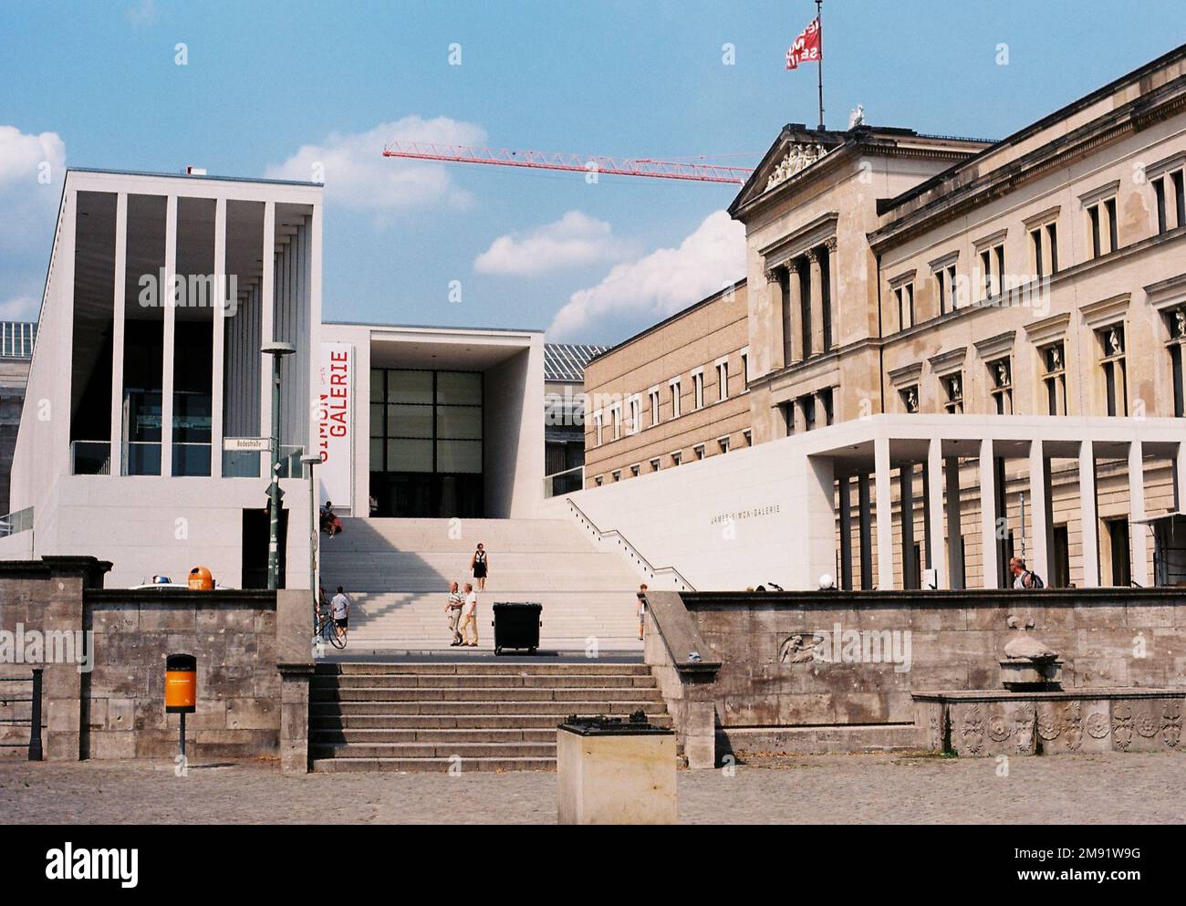 Die James-Simon-Galerie (James-Simon-Galerie) auf der Museumsinsel in Berlin Mitte. Entworfen vom Architekten David Chipperfield. Analoge Fotoaufnahme mit Minolta X-300. Stockfoto