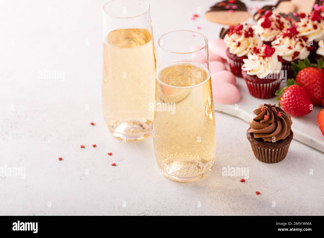 Champagner oder Sekt für zwei Personen am Valentinstag Stockfoto