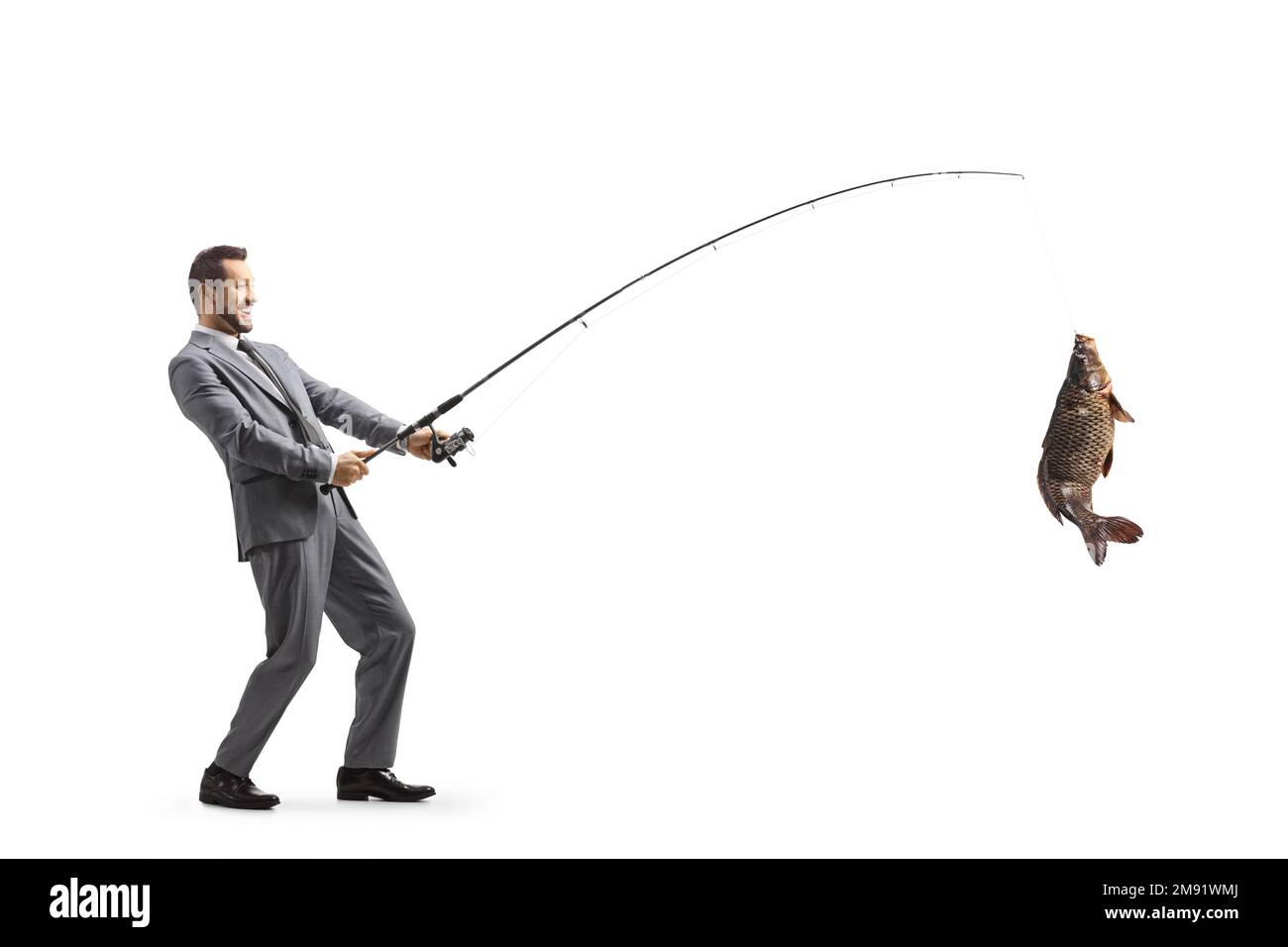Profilaufnahme eines Geschäftsmanns, der einen großen Karpfenfisch gefangen hat, isoliert auf weißem Hintergrund Stockfoto