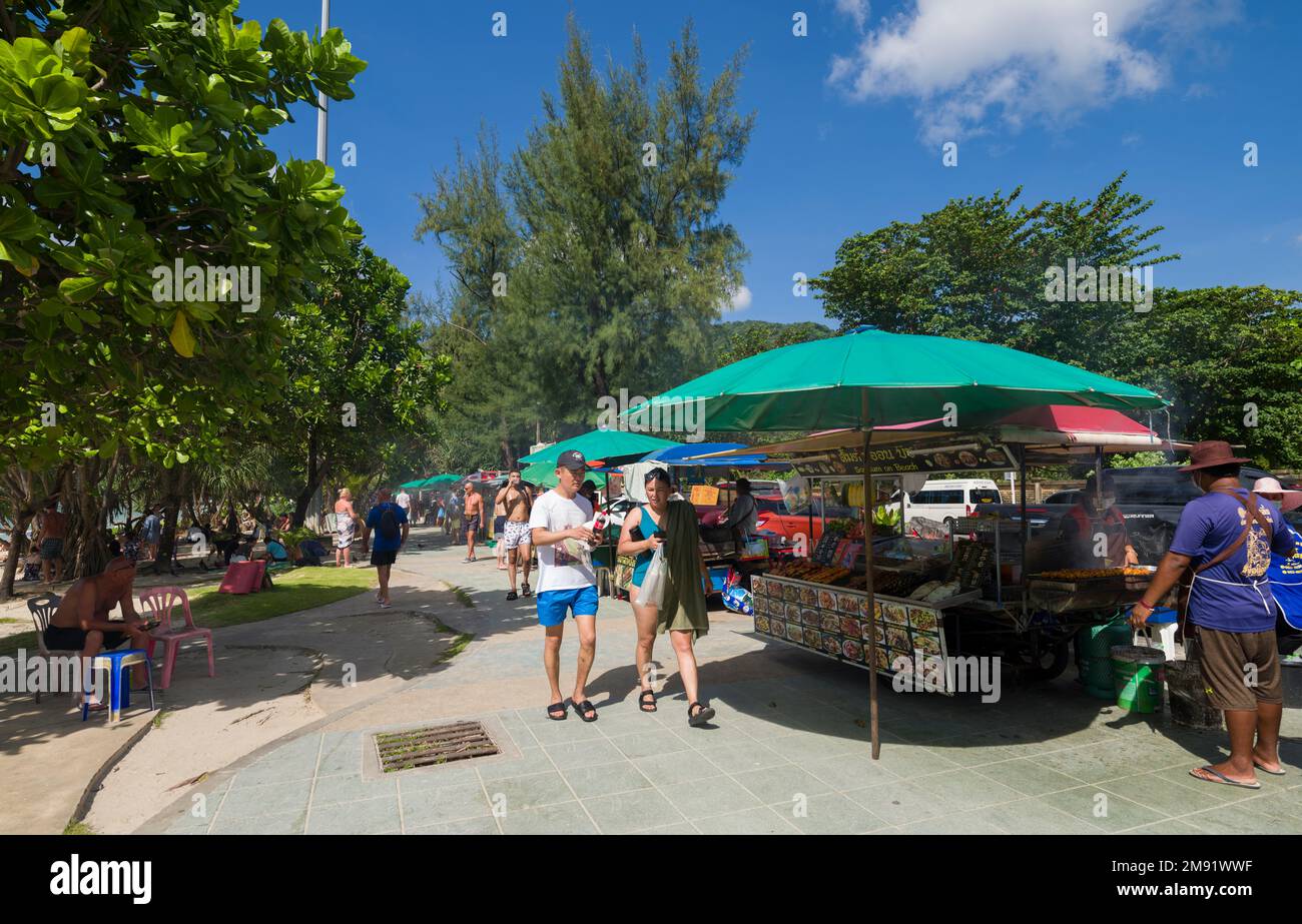 Patong Beach, Phuket, Thailand - 30. November 2022. Straßenverkäufer hinter Patong Beach. Thailands beliebteste Strände. Stockfoto