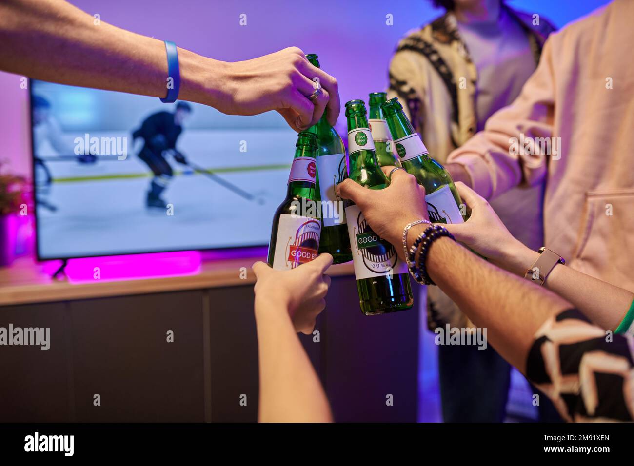 Mann vor dem fernseher flasche bier Fotos und Bildmaterial in hoher Auflösung Alamy