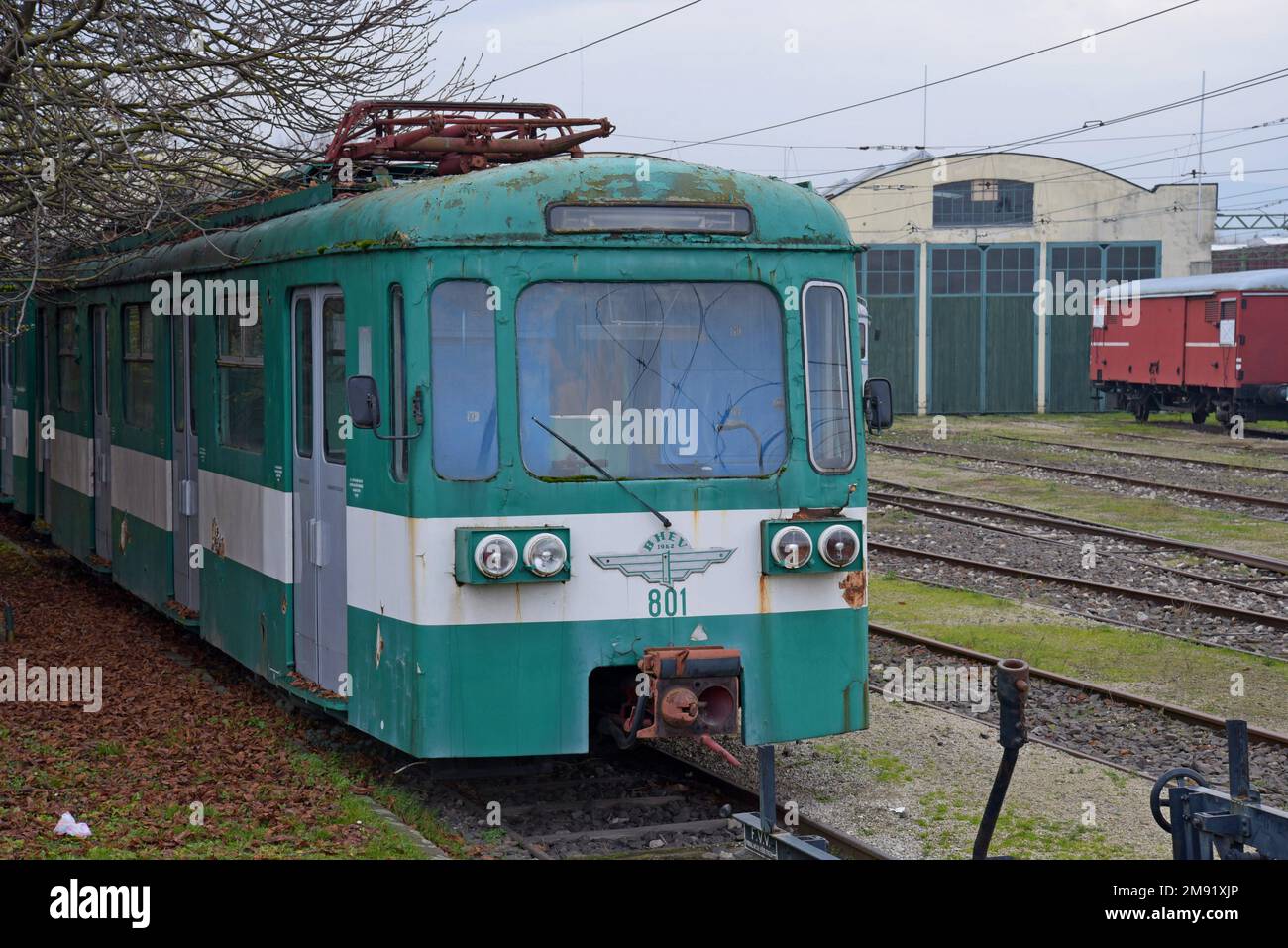 Im Museum für öffentliche Verkehrsmittel in Szentendre, Ungarn, sind antike Straßenbahnen und U-Bahn-Wagen ausgestellt Stockfoto