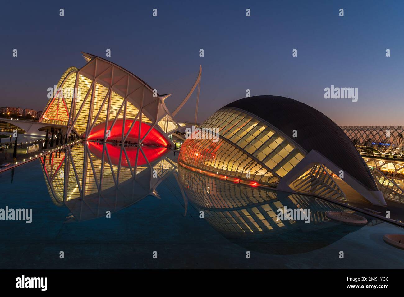 Die Hemisferic und das Wissenschaftsmuseum in der Stadt der Künste und Wissenschaften von Valencia wurden vom spanischen Architekten Santiago Calatrava entworfen. Spanien. Stockfoto