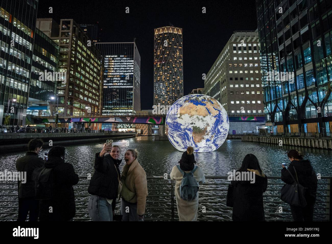 Schwimmende erde Fotos und Bildmaterial in hoher Auflösung Alamy
