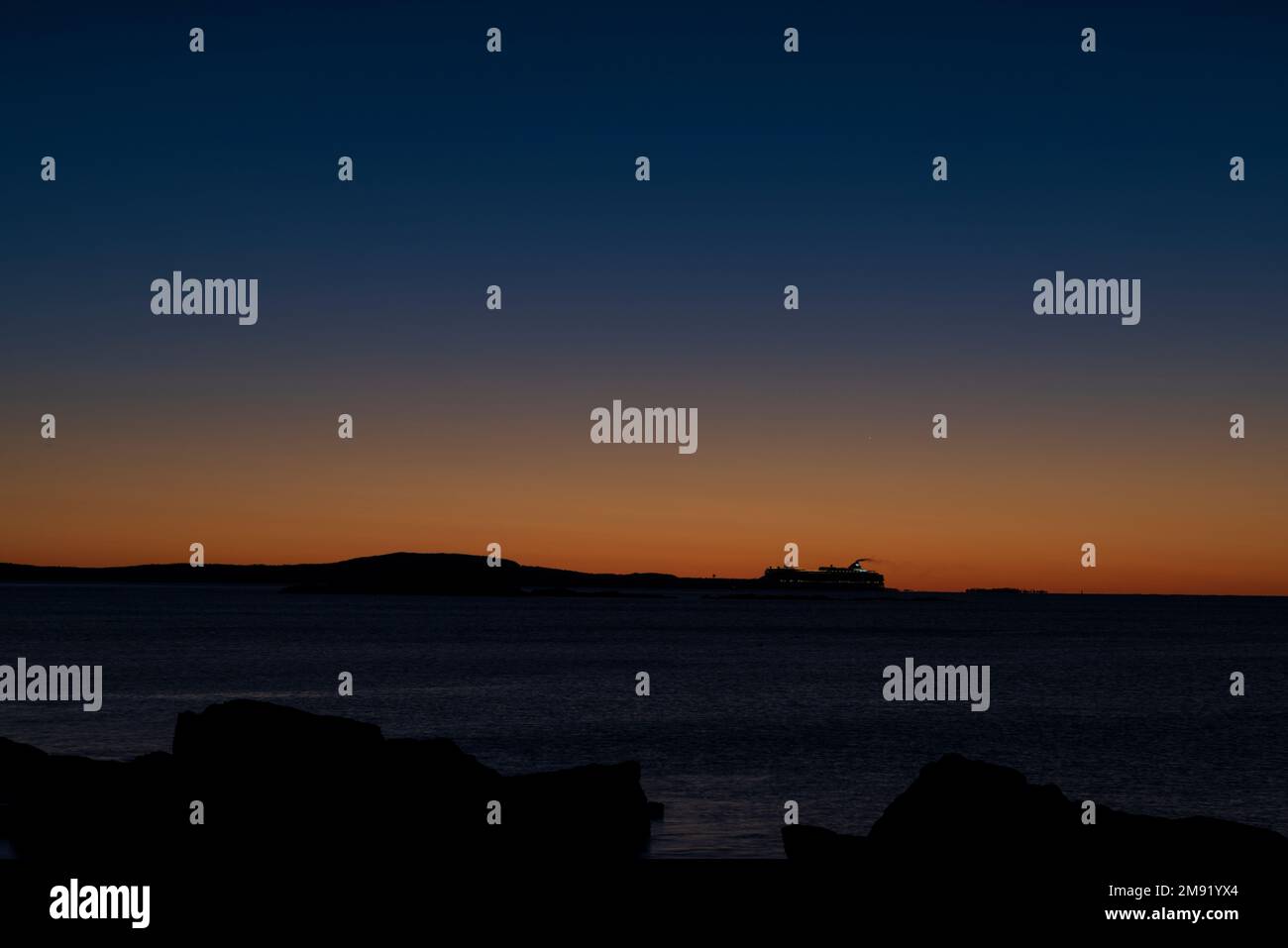 Kreuzfahrtschiff vor Sonnenaufgang, Ankunft in Bar Harbor, Maine Stockfoto