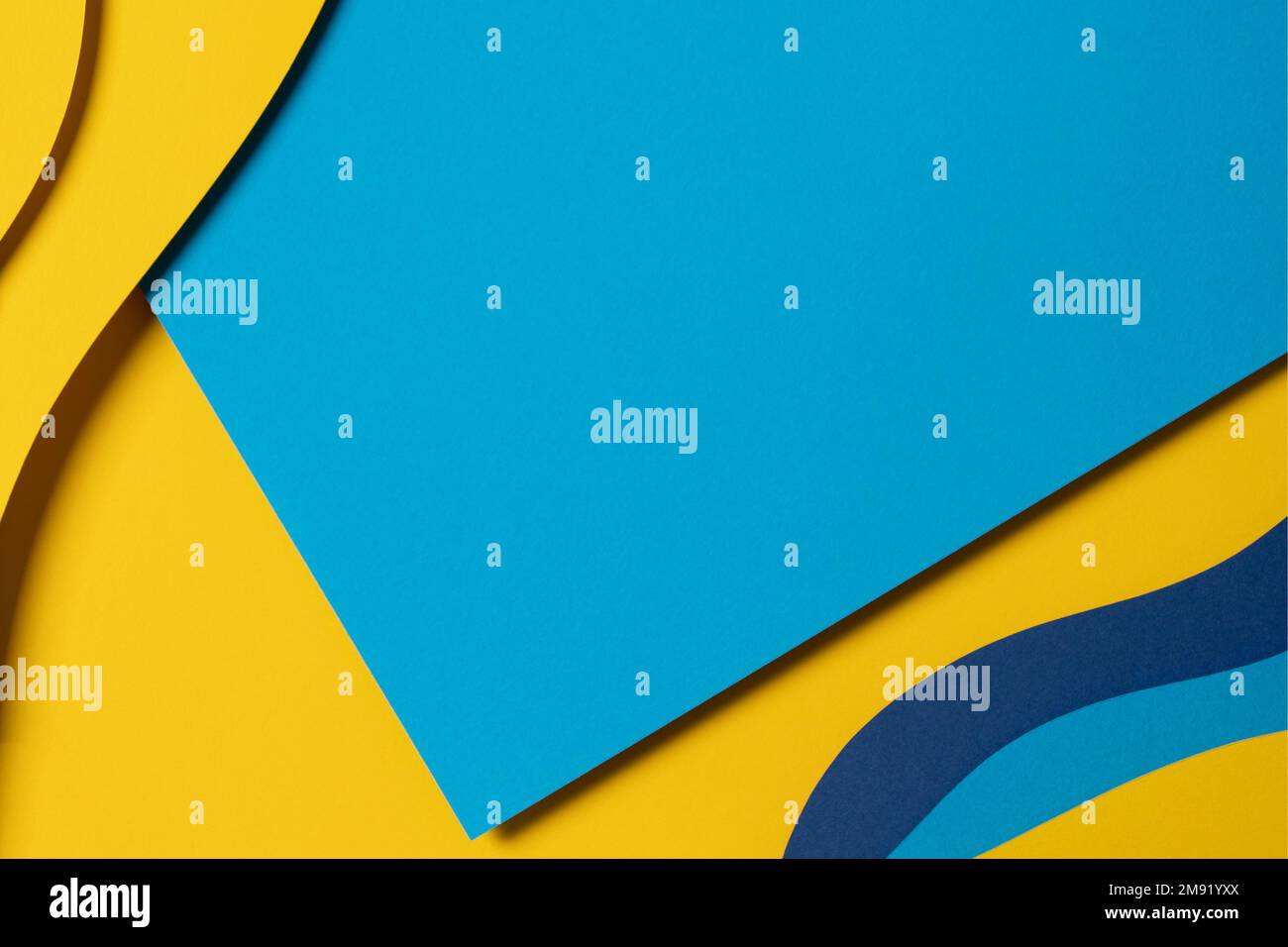 Abstrakter farbiger Papierhintergrund. Minimale Zusammensetzung des Papierschnitts mit Lagen geometrischer Formen und Linien in Hellblau, Marineblau und Gelb Stockfoto