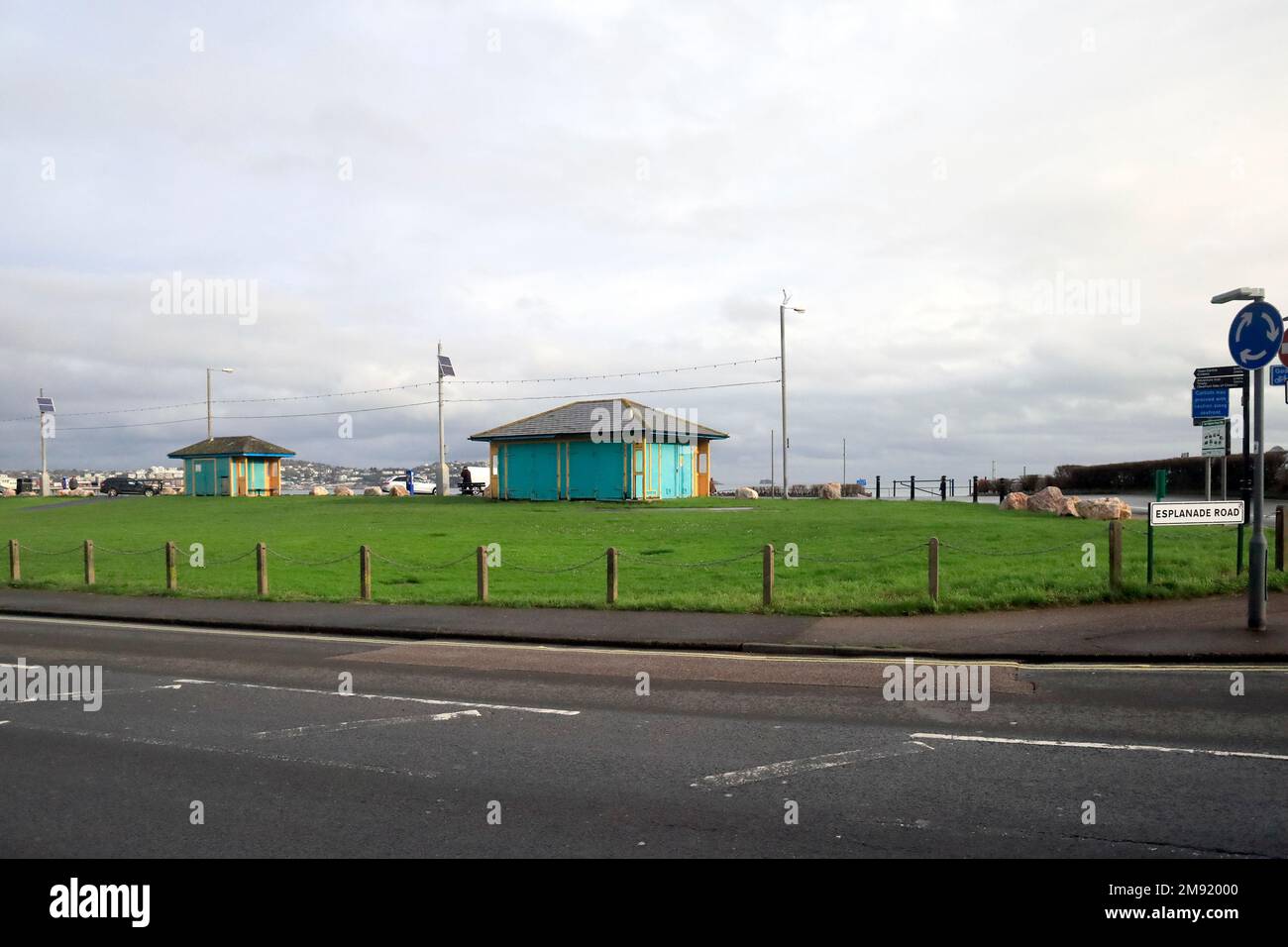 Esplanade Road mit Straßenschild, Paignton, Winter 2023, Januar Stockfoto