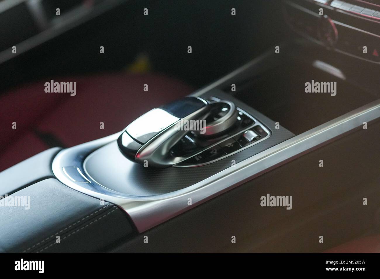 Eine Nahaufnahme des Gangwechsels, eines Automatikgetriebes des Fahrzeugs Stockfoto