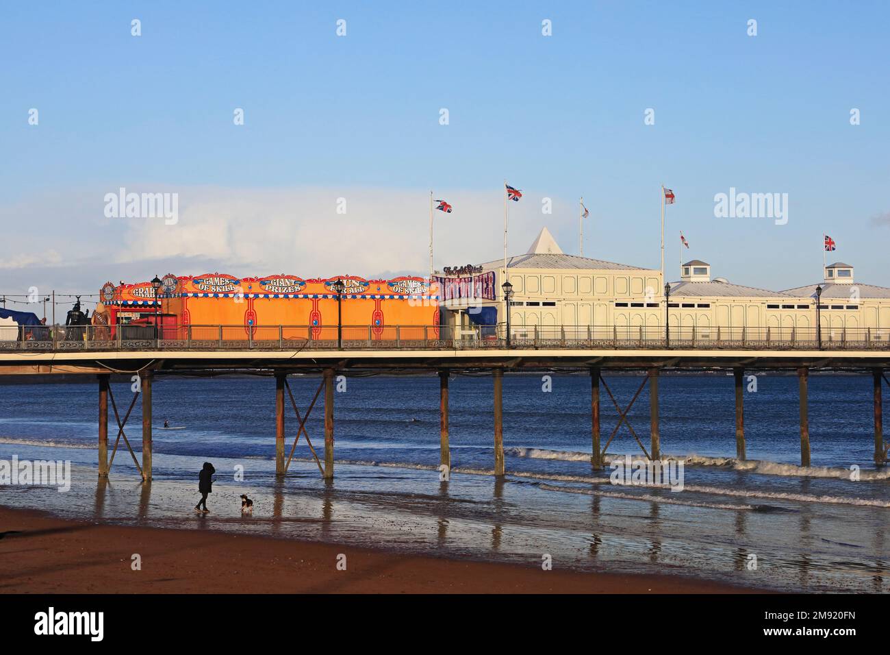 Paignton Pier, und Hundeschlittenläufer Winter 2023, Januar Stockfoto