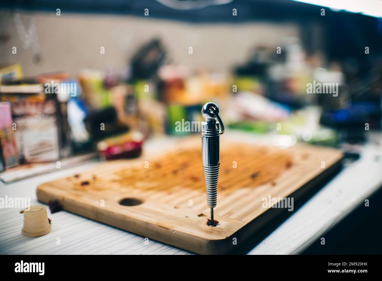 Ahle zum Durchstechen der Folie für die Nahaufnahme der Wasserpfeife auf dem Tisch Stockfoto