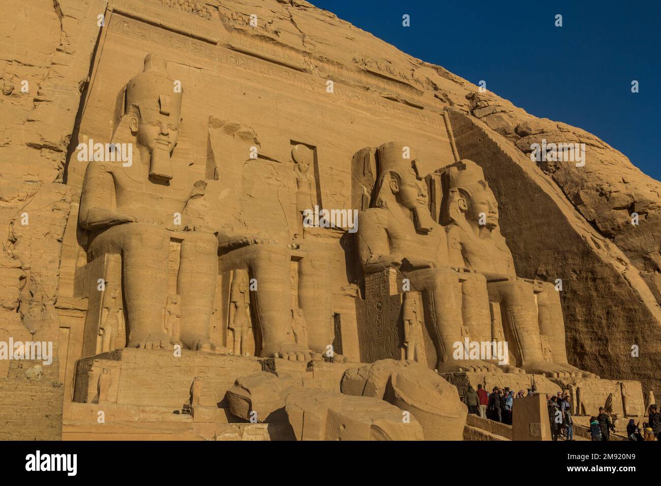ABU SIMBEL, ÄGYPTEN - 22. FEBRUAR 2019: Besucher besuchen den Großen Tempel von Ramesses II in Abu Simbel, Ägypten. Stockfoto