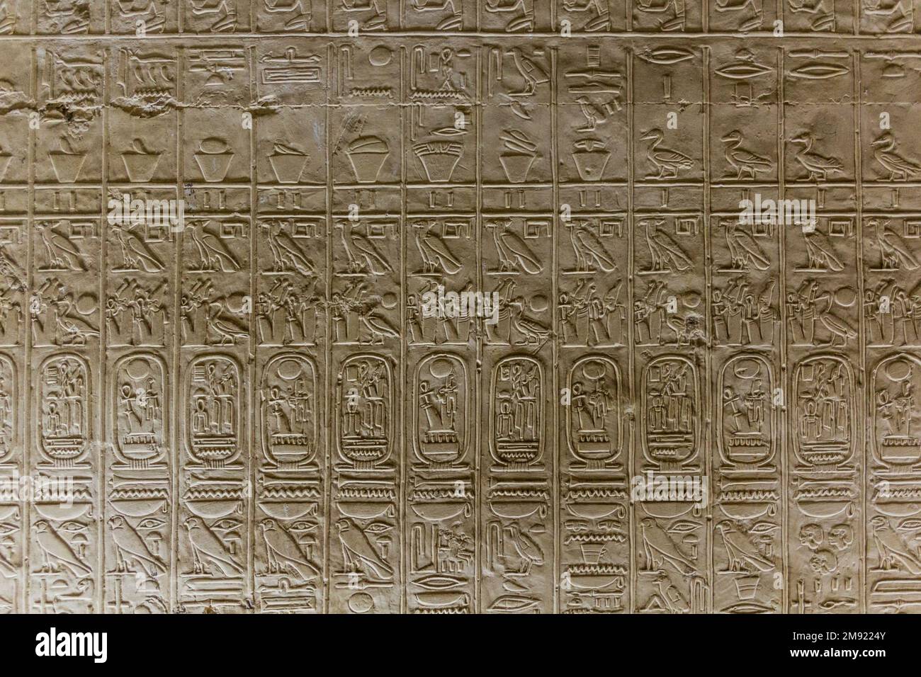 Hieroglyphen im Tempel von Seti I (großer Tempel von Abydos), Ägypten Stockfoto