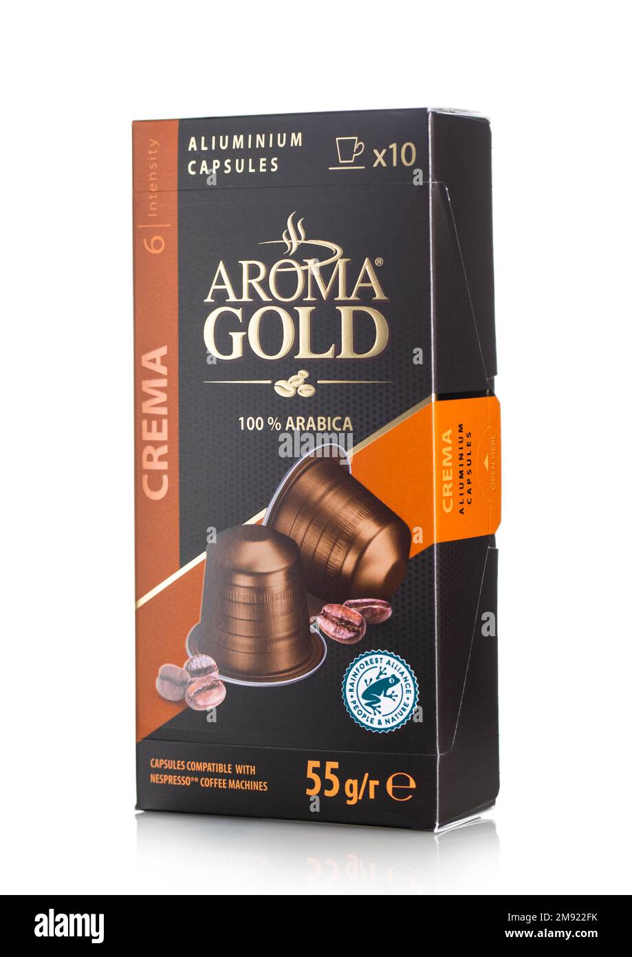 LONDON, Großbritannien - 23. DEZEMBER 2022: Aroma Gold Crema Aluminium Kaffeekapseln auf weiß. Geeignet für Nespresso-Maschine. Stockfoto