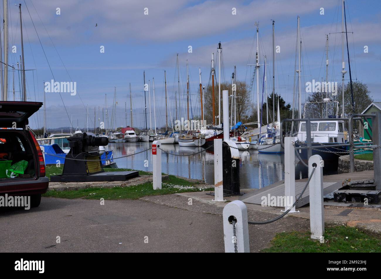 Yachten, die an einem späten Frühlingstag in der Nähe der Schleuse in der Nähe des Turf Hotels an der EXE-Flussmündung Exeter im Exeter-Schiffskanal festgemacht wurden. Ich Bin Devon. England Stockfoto