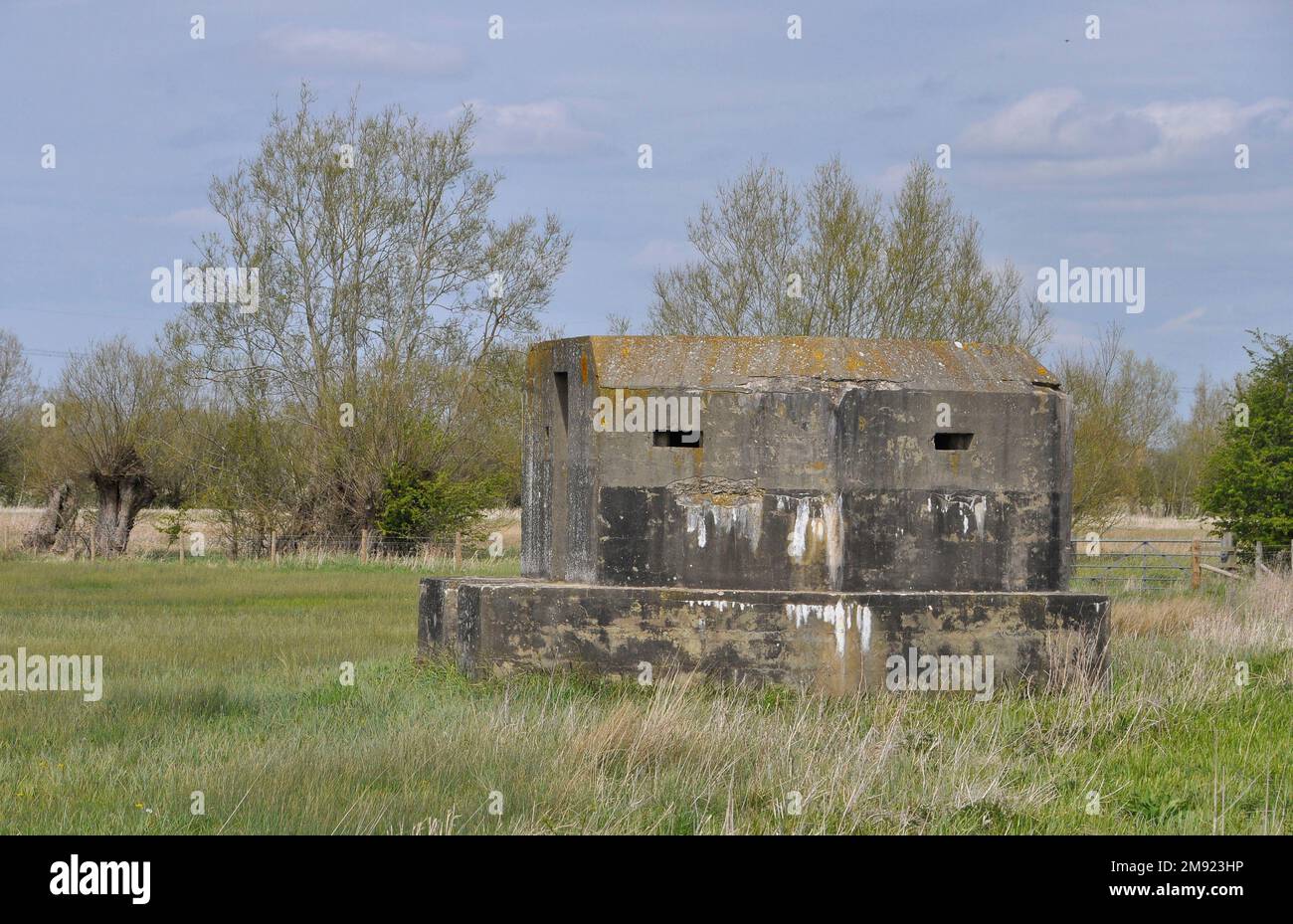 Pillendose aus dem Zweiten Weltkrieg, gebaut in der Nähe der Themse in Chimney bei Oxford. Hinweis warnt Bootsbesitzer, nicht darauf zu legen. Stockfoto