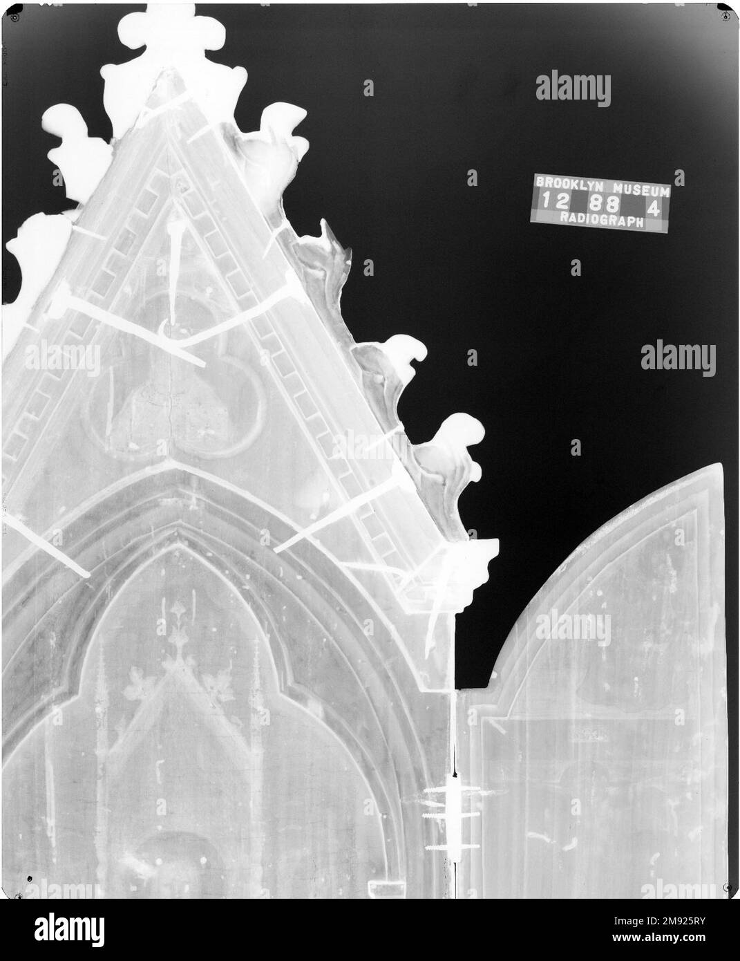 Triptych: Madonna mit Heiligen und Christus-Segen (Zentrum); die Geburt und der Engel der Verkündigung (linker Flügel); Kreuzigung und die Verkündigung der Jungfrau (rechter Flügel) Maso di Banco (Italienisch, Florentiner Schule, 1341-1346). Triptych: Madonna mit Heiligen und Christus-Segen (Zentrum); die Geburt und der Engel der Verkündigung (linker Flügel); Kreuzigung und die Verkündigung der Jungfrau (rechter Flügel), ca. 1336. Tempera und Gold auf Pappelplatte im ursprünglichen eingerasteten Rahmen, Mittelplatte: 30 1/8 x 11 3/4 Zoll (76,5 x 29,8 cm). Dieses Faltdreieck (ein Gemälde auf drei Platten) ist mit mehreren Figuren und sce gefüllt Stockfoto