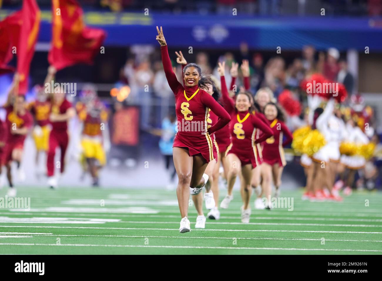 Die Cheerleader der Trojaner aus Südkalifornien führten das Team beim Goodyear Cotton Bowl Classic 87. im AT&T Stadium am Montag, den 2. Januar, auf dem Feld an. Stockfoto