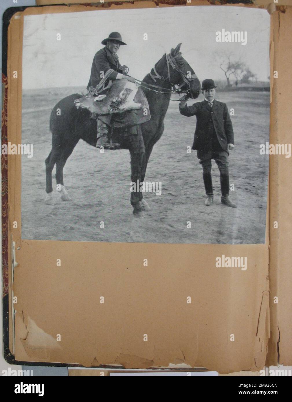 Skizze eines spanischen Mannes Edward Penfield (amerikanisch, 1866-1925). Skizze eines Spaniers, 1906. Aquarell und Graphit auf mittelschwerem, cremefarbenem, mäßig strukturiertem gewebtem Papier, Bogen: 11 1/2 x 7 3/4 cm (29,2 x 19,7 cm). In diesen beiden Werken verwendete Edward Penfield kontrollierte Graphitumrisse und wässrige Waschungen, um die zerfetzten Kleidungsstücke und schmuddeligen Gesichter der Arbeiter, die er während einer Reise durch Spanien im Jahr 1906 begegnete, zu detaillieren. Der offene Realismus seiner Herangehensweise verleiht seinen Bildern eine dokumentarische Authentizität; tatsächlich waren es wahrscheinlich Studien für seine illustrierten spanischen Reiseführer-Skizzen (1911 Stockfoto