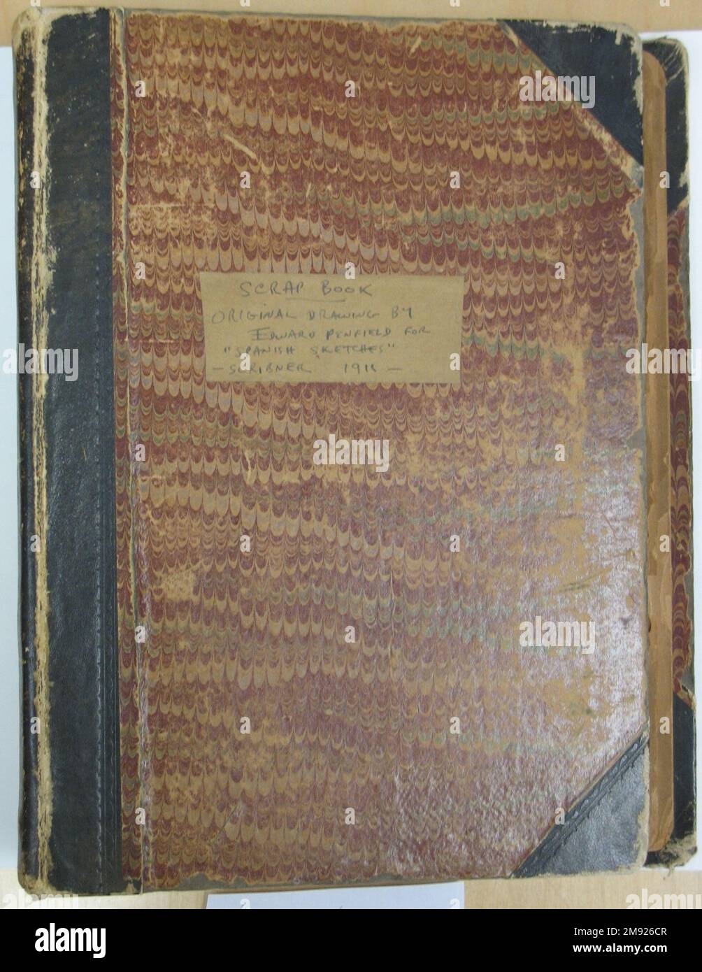 Skizze eines spanischen Mannes Edward Penfield (amerikanisch, 1866-1925). Skizze eines Spaniers, 1906. Aquarell und Graphit auf mittelschwerem, cremefarbenem, mäßig strukturiertem gewebtem Papier, Bogen: 11 1/2 x 7 3/4 cm (29,2 x 19,7 cm). In diesen beiden Werken verwendete Edward Penfield kontrollierte Graphitumrisse und wässrige Waschungen, um die zerfetzten Kleidungsstücke und schmuddeligen Gesichter der Arbeiter, die er während einer Reise durch Spanien im Jahr 1906 begegnete, zu detaillieren. Der offene Realismus seiner Herangehensweise verleiht seinen Bildern eine dokumentarische Authentizität; tatsächlich waren es wahrscheinlich Studien für seine illustrierten spanischen Reiseführer-Skizzen (1911 Stockfoto