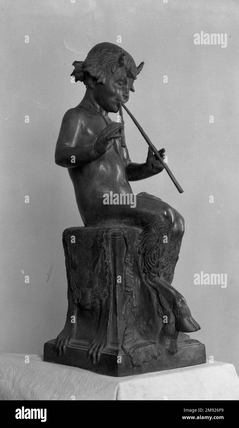 Sitting Faun Janet Scudder (Amerikanisch, 1873-1940). Sitz Faun, 1924. Bronze, 38 x 14 3/8 x 18 1/4 Zoll (96,5 x 36,5 x 46,4 cm). In Sitting Faun inspirierte Janet Scudder die in der klassischen Mythologie gefundene Figur, die zum Teil Mensch, zum Teil Ziege ist. Scudder war damals eine von nur einer Handvoll international bekannter Bildhauerinnen in Amerika und studierte in Paris und wurde die erste Frau, die im Pariser Studio des Bildhauers Frederick MacMonnies beschäftigt war. Später machte sie sich einen Namen für sich selbst, indem sie Zierskulpturen für die formellen Gärten von Anwesen entwarf, die vom Architekten Stanford White entworfen wurden. Bewundert von W Stockfoto