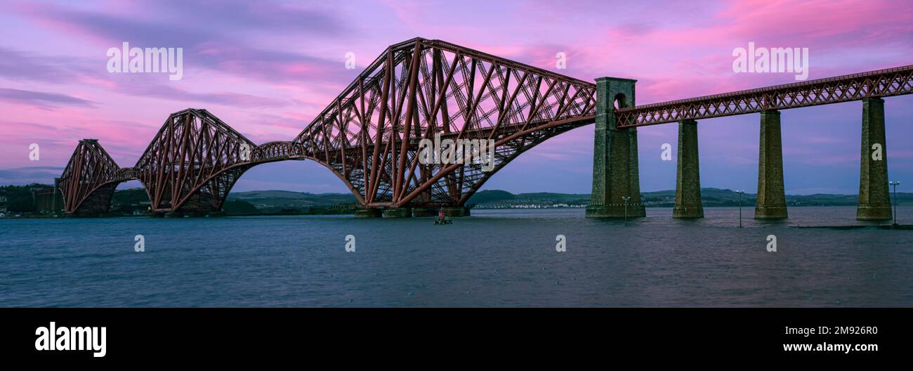 The Forth Rail Bridge bei Sonnenuntergang - Panoramablick Stockfoto