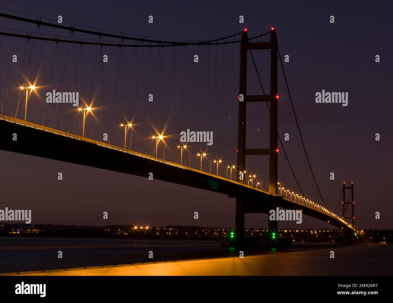 Sternenausbrüche auf der Humber Bridge Stockfoto