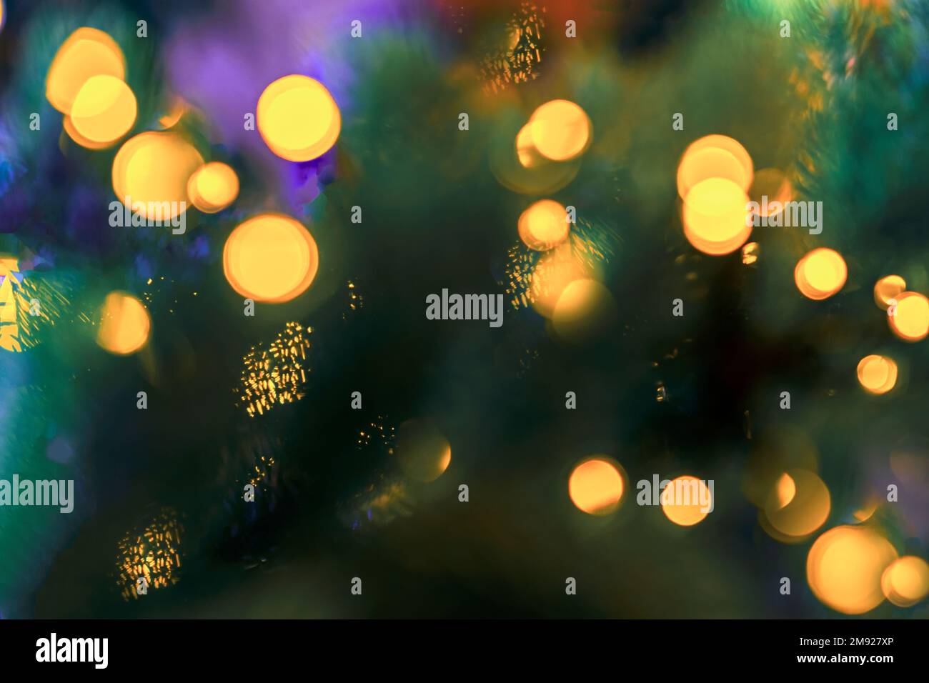 Abstraktes farbenfrohes Bokeh-Design, unscharfe Lichter, festlicher Hintergrund. Weihnachten, Neujahrskonzept Stockfoto