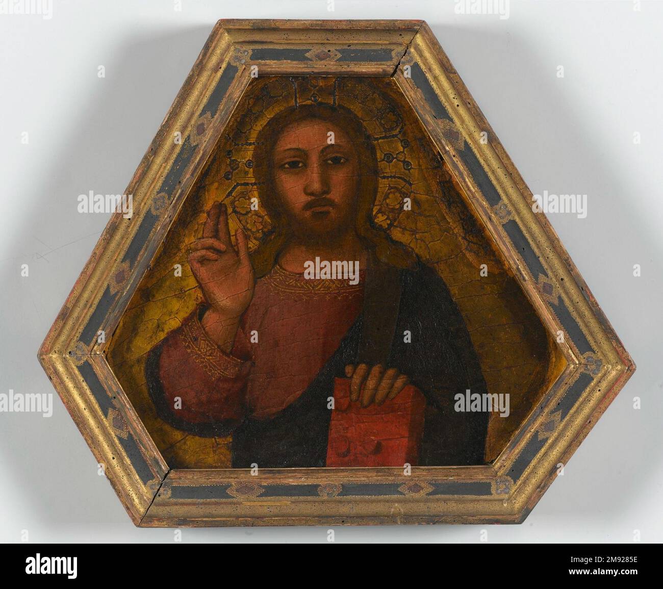 Christus-Segen Nardo di Cione (Italienisch, Florentiner, aktiv 1343-1356/1366). Christus Segen, Mitte des 14. Jahrhunderts. Tafel mit Tempera- und Gold-Werkzeug, 8 x 9 Zoll (20,3 x 22,9 cm). Diese Platte, die zuvor erst durch eine Gravur aus dem 19. Jahrhundert bekannt war, wurde im März 2000 bei einer Auktion in Dorset, England, entdeckt. Die Wissenschaftler identifizierten das Panel dann als den fehlenden Höhepunkt von Nardo di Ciones Altarpiece Madonna and Child mit den Heiligen Zenobius, Johannes dem Täufer, Reparata und Johannes dem Evangelisten in der Nähe. Als Höhepunkt des größeren Panels wäre Christus Seessing an der Stelle gewesen, wo er gelandet wäre Stockfoto