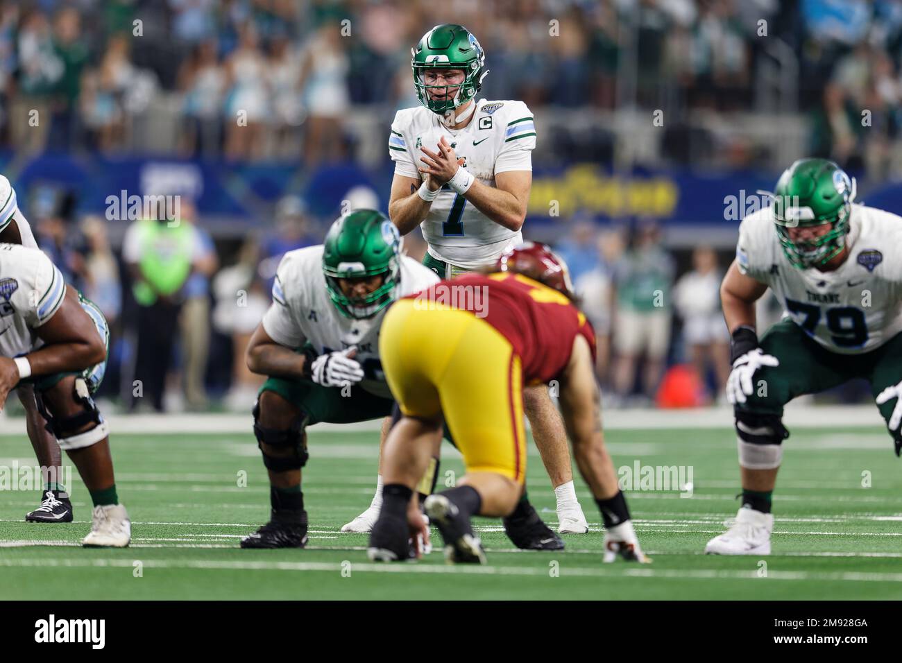 Tulane Green Wave Quarterback Michael Pratt (7) bereitet sich während des dritten Quartals des Goodyear Cotton Bowl Classic 87. bei AT&T Stad auf den Snap vor Stockfoto