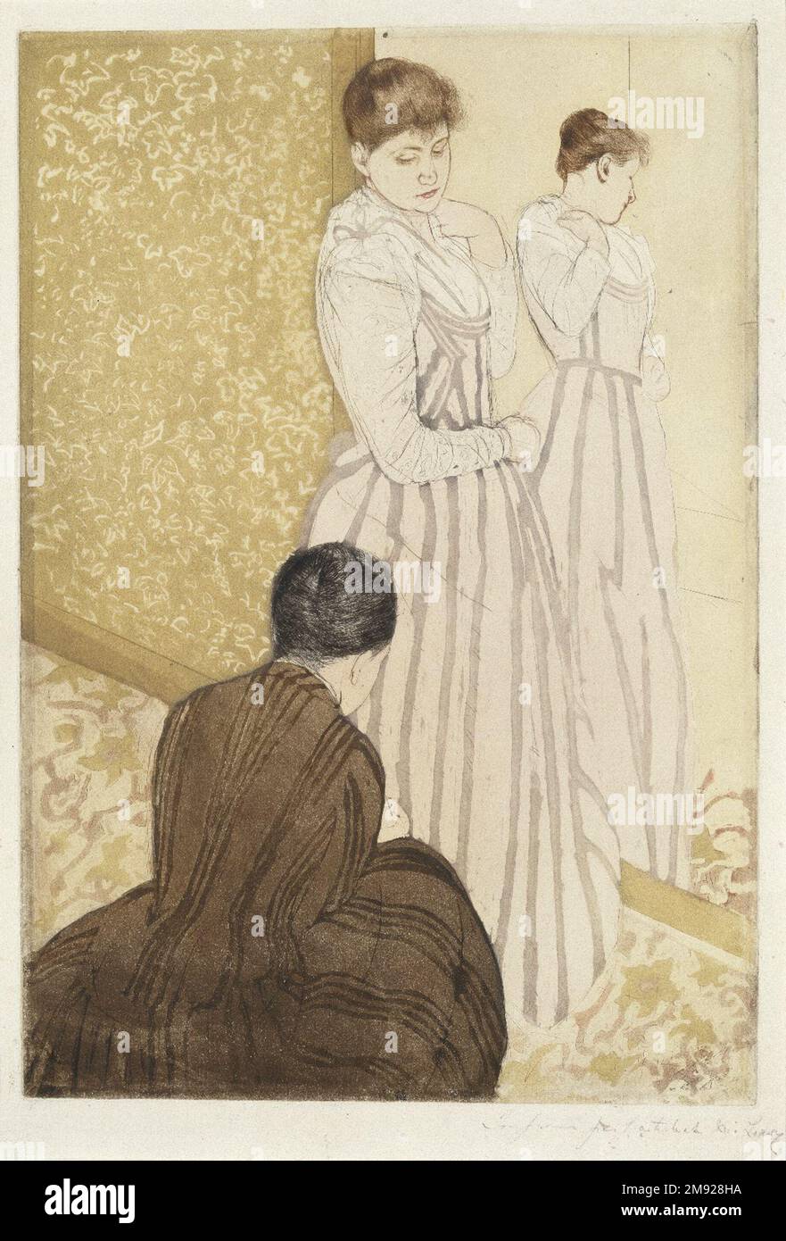 The Fitting Mary Cassatt (Amerikanisch, 1844-1926). Die Armatur, 1890-1891. Trockenstellen und Ätzen von Aquatint auf cremefarbenem, mäßig dickem, mäßig strukturiertem Laienpapier, Blatt: 17 1/4 x 12 cm (43,8 x 30,5 cm). Eine Ausstellung mit mehr als siebenhundert Ukiyo-e-Drucken in Paris im Jahr 1890 inspirierte die im Ausland lebende Impressionistin Mary Cassatt zu Experimenten mit dem Farbdruck, was zu ihren formell gewagtesten und technisch anspruchsvollsten Arbeiten führte. In der Art japanischer Druckserien entwarf sie einen Satz von zehn Bildern, einschließlich dieses und im Omnibus, die die täglichen Aktivitäten eines typischen Middl darstellen Stockfoto