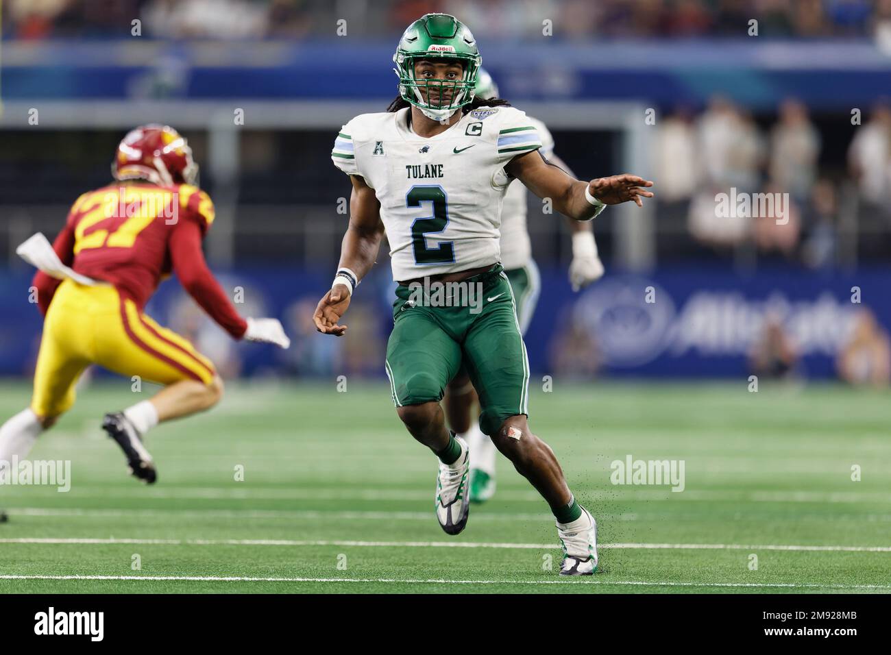 Tulane Green Wave Linebacker Dorian Williams (2) mit Kickoff-Berichterstattung während des dritten Quartals des Goodyear Cotton Bowl Classic 87. im AT&T Stadium Stockfoto