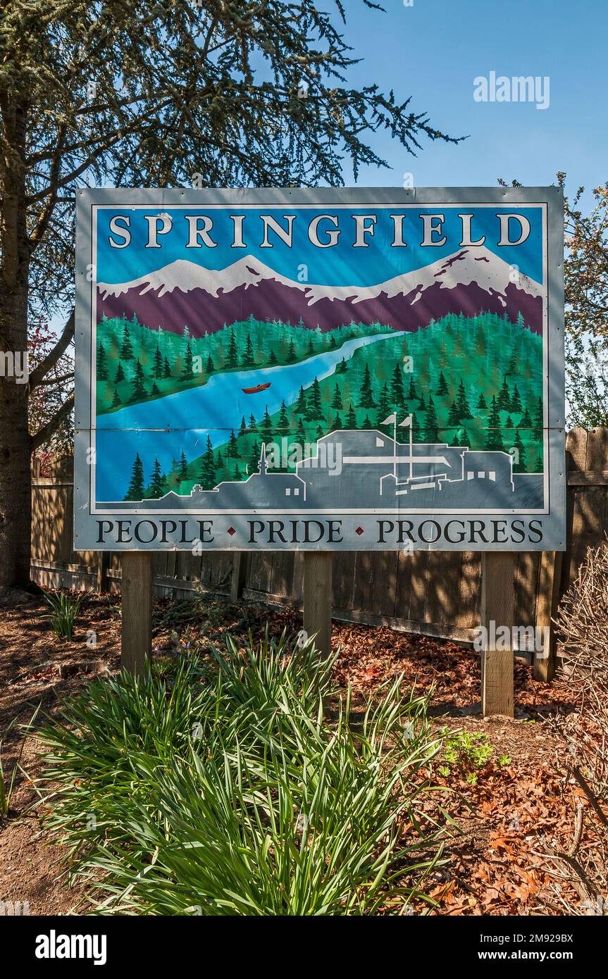 Springfield-Schild auf dem McKenzie Highway in Springfield, Oregon. Die Überschrift lautet: Menschen, Stolz, Fortschritt. Stockfoto