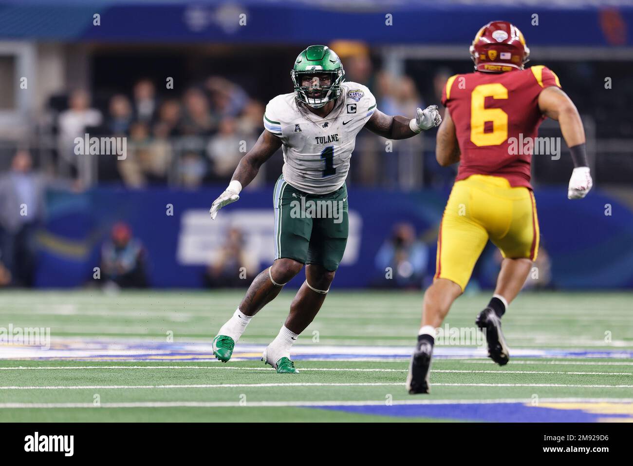 Nick Anderson (1), Linebacker von Tulane Green Wave, berichtet über die südkalifornischen Trojaner, die Austin Jones (6) während des vierten Quars zurückverfolgen Stockfoto