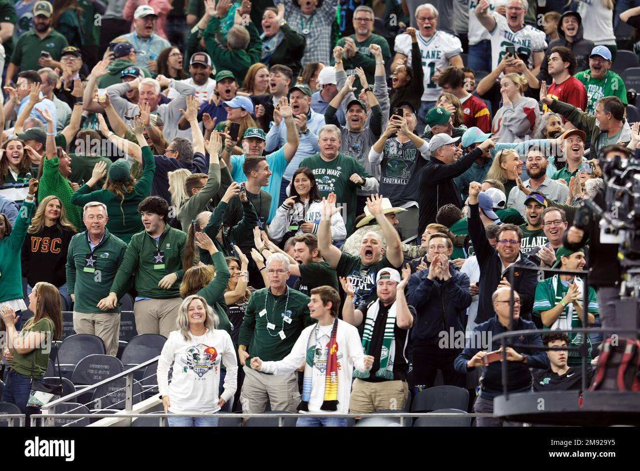 Die Fans von Tulane Green Wave sind verrückt nach der Sicherheit, um Tulane mit 39-45 Punkten um 6 Punkte zu erreichen, wobei 3:20 beim Goodyear Cotton Bowl Classic 87. verbleiben Stockfoto