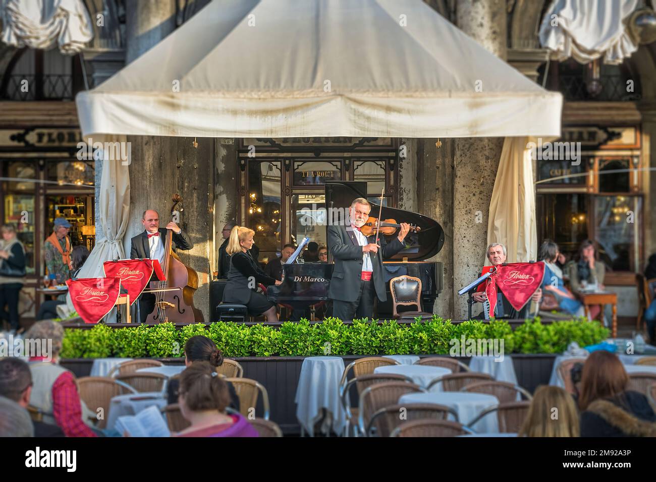 Das legendäre Caffe Florian's Orchestra spielt Musik (Klassiker, Oper, Evergreens, Modern) auf der St. Markusplatz während der warmen Jahreszeit (April bis Oktober) Stockfoto