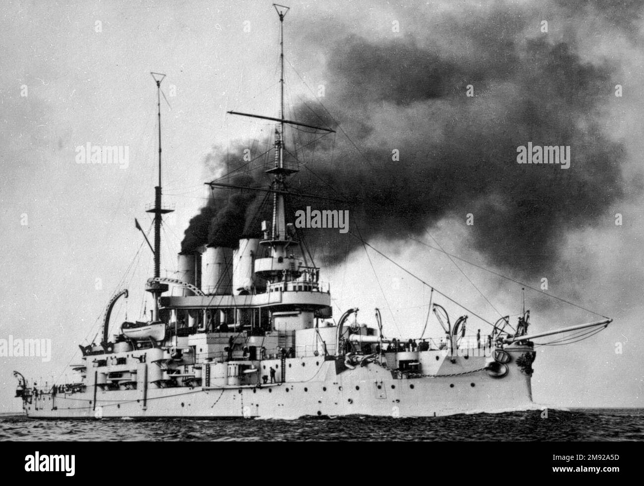 Das kaiserliche russische Schlachtschiff Panteleimon (ehemaliges Potemkin-Tavricheskiy von Knyaz). Das Schiff wurde in Kampffarbe mit dunklen Oliven neu gestrichen. Die für die russische Flotte charakteristischen Bootskräne und die seitlich schräg verlaufenden Flügel der Navigationsbrücke sind deutlich sichtbar ca. 1906 Stockfoto