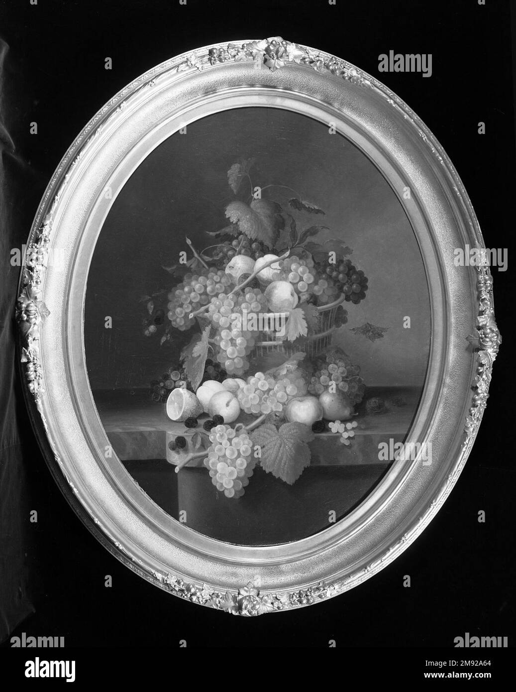 Still Life with Fruit Paul Lacroix (Amerikaner, aktiv in den USA 1857-1869). Stille Leben mit Obst, 1869. Öl auf Segeltuch, 33 7/8 x 26 11/16 Zoll (86 x 67,8 cm). Diese Arbeit des wenig bekannten Malers Paul Lacroix aus dem letzten Jahr seiner aktiven Karriere zeigt den starken Einfluss des Stillebensexperten Severin Roesen, der von etwa 1848 bis 1857 in New York gearbeitet hatte. Nachdem Lacroix bereits zu Beginn seiner Karriere einfach arrangierte Früchte auf rauen Steinvorsprüngen bevorzugt hatte, begann er in den 1860er Jahren, aufwändigere Obstvorstellungen auf Marmortischen zu malen. Dieses Gemälde könnte es gewesen sein Stockfoto