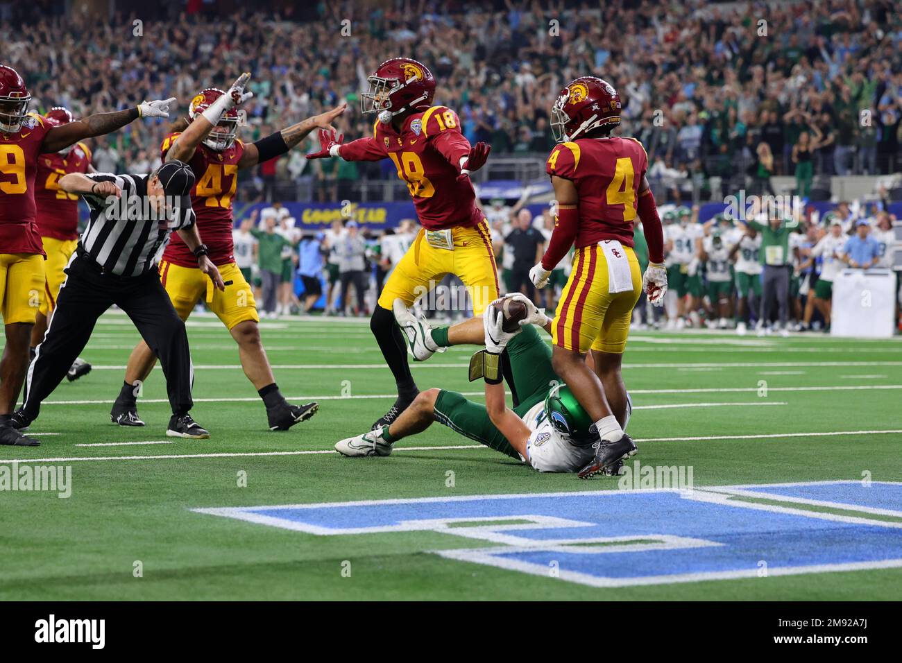 Tulane Green Wave Tight End Alex Bauman (87) macht einen 6-Yard-Touchdown-Fang, der auf dem Feld als unvollständig galt. Südkalifornische Trojaner-Lineba Stockfoto