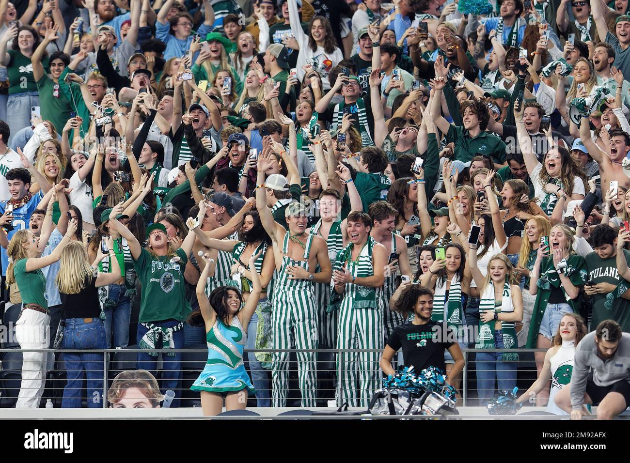 Die Fans von Tulane Green Wave sind verrückt, nachdem sie die Führung 46-45 über die Südkalifornien-Trojaner übernommen haben und während des Goodyear C 87. 9 Sekunden lang spielen Stockfoto