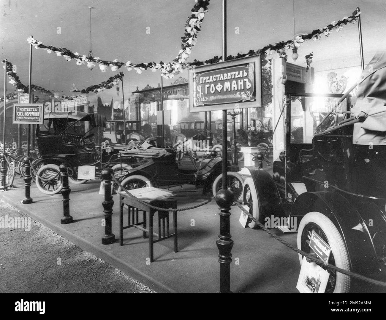 Die erste internationale Automobilausstellung im Michailowski Manege im Mai 1907. Kutschen - Ausstellungen der Ch. Hoffmann Baguette Fabrik ca. 1907 Stockfoto