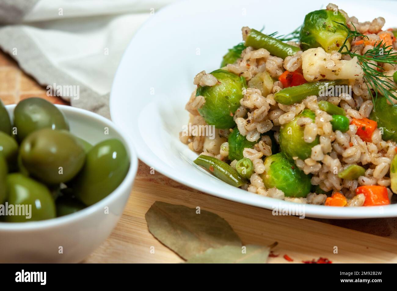 Vegetarischer Gerstenporridge mit knusprigen Perlen und Gemüse, Rosenkohl, grüne Bohnen, Blumenkohl, Karotten und Dill. Kochen gesunde und Diät-Lebensmittel c Stockfoto