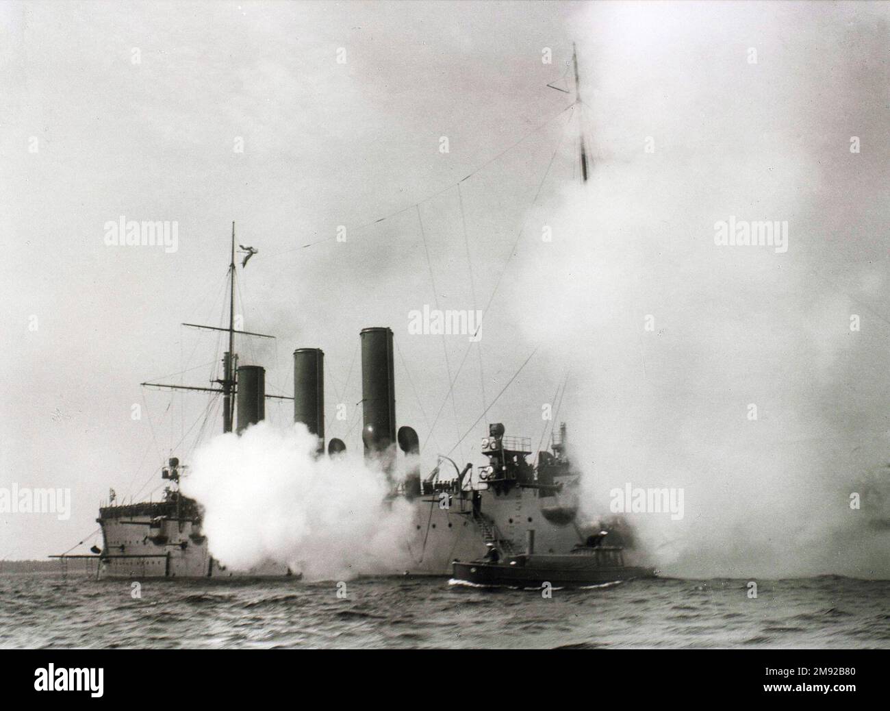 Russische kaiserliche Marine: Der geschützte Kreuzer Aurora während König Edward VII. Staatsbesuch in Russland in Reval Ca. Juni 1908 Stockfoto