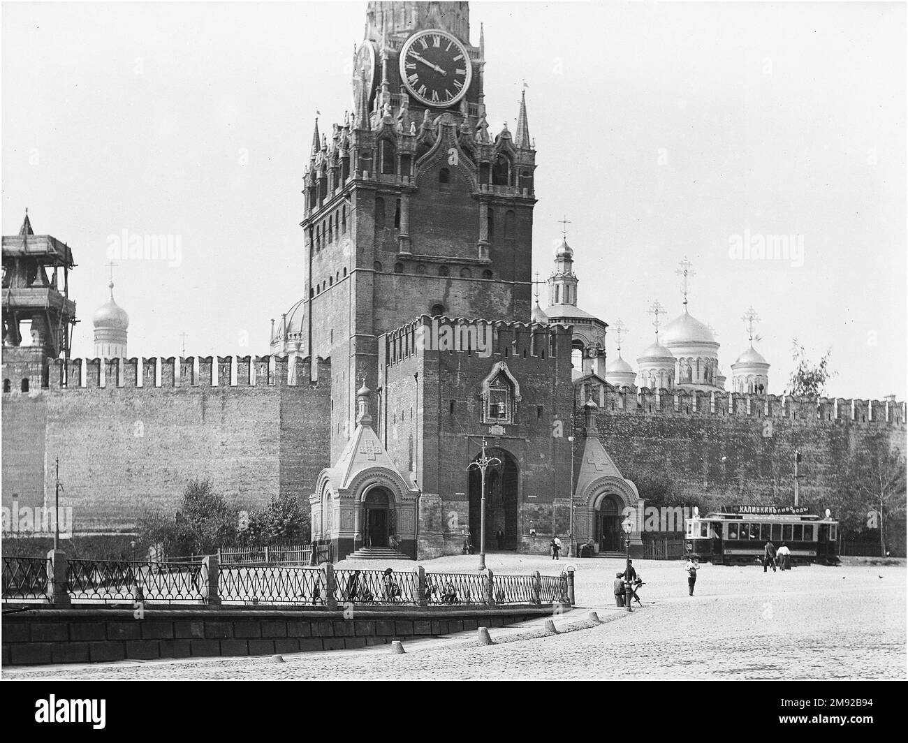 Roter Platz in Moskau. Spasskaya Tower; die Straßenbahn ist auf der rechten Seite zu sehen. Ca. Vor 1918 Uhr, aber nach 1898 Uhr Stockfoto