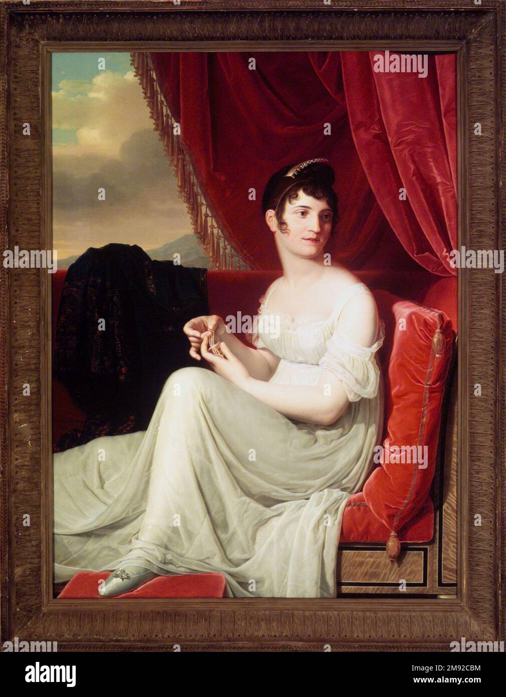 Das Porträt von Madame Tallien Jean-Bernard Duvivier (Belgier 1762-1837). Porträt von Madame Tallien, 1806. Öl auf Segeltuch, 49 1/2 x 36 3/4 Zoll (125,7 x 93,3 cm). Jean-Bernard Duvivier betonte den Status seiner modischen Babysitterin mit einer sorgfältigen Darstellung ihrer Möbel und Accessoires, darunter Samtkissen und -Vorhänge, eine Holzeinlegeliege und ein seltener Kaschmirschal mit Paisley-Muster. Madame Tallien erlebte direkt die dramatischen Ereignisse von 1789 bis 1804 während der Französischen Revolution und ihrer Folgen. Sie forderte ihren zweiten Ehemann – Jean-Lambert Tallien, einen aufstrebenden politischen Star – auf, das Rei zu beenden Stockfoto