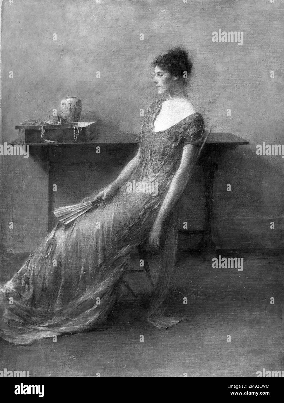 Lady in Gold Thomas Wilmer Dewing (amerikanisch, 1851-1938). Lady in Gold, Kalifornien. 1912. Öl auf Leinwand, 24 x 18 1/16 Zoll (60,9 x 45,8 cm). Die Gemälde von Thomas Wilmer Dewing besitzen oft eine geheimnisvolle Aura. Es ist, als ob der Künstler sich uns widersetzt, sich vorzustellen, wer die Frauen sind und warum sie so fremd erscheinen. Die dicke, quasi einsame Atmosphäre, in der diese Frau sitzt, scheint erstickend zu sein, und ihre halb geschlossenen Augen deuten darauf hin, dass sie sich in einem ruhigen Zustand befindet. Diese Eigenschaften haben einige feministische Dolmetscher zu dem Schluss gebracht, dass Dewing Frauen als wunderschöne Symbole eines ästhetisch orientierten inneren Lebens darstellte Stockfoto